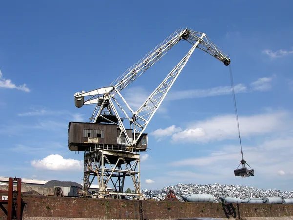 Grúa portuaria en el puerto de Duisburg — Foto de Stock