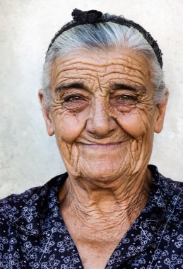 mutlu yaşlı kadın