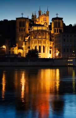 Notre dame de fourviere Lyon aydınlatılmış