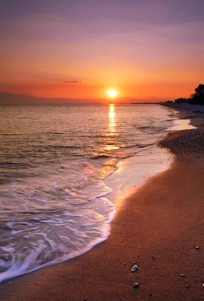 Opuštěné pláži při západu slunce — Stock fotografie