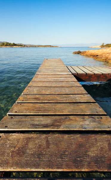Muelle de madera en Grecia que se extiende en el mar —  Fotos de Stock