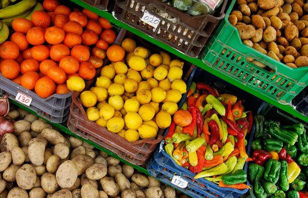 Meyve ve sebze stand — Stok fotoğraf