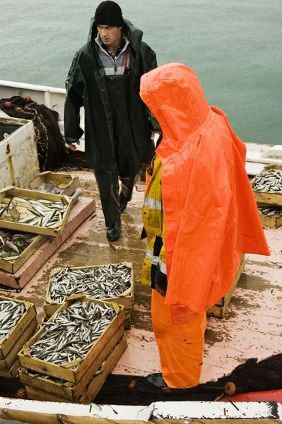 Pescatori a bordo di pescherecci da traino — Foto Stock