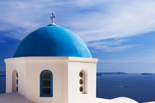 Blaue kuppel der kirche in santorini, griechenland — Stockfoto