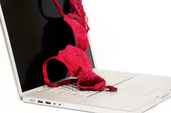 Czerwony biustonosz na laptopie — Zdjęcie stockowe