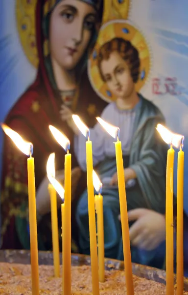 Velas em uma igreja ortodoxa cristã — Fotografia de Stock