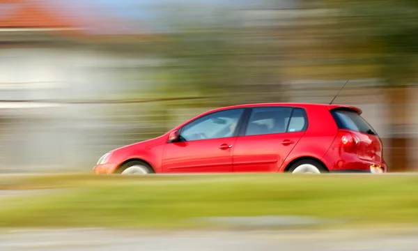 Snel rijdende rode auto — Stockfoto
