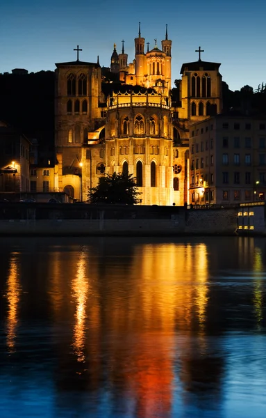 Notre Dame de Fourviere em Lyon iluminado — Fotografia de Stock