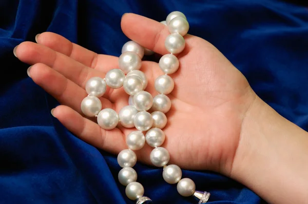 Demonstrating a pearls necklace — Stock Photo, Image