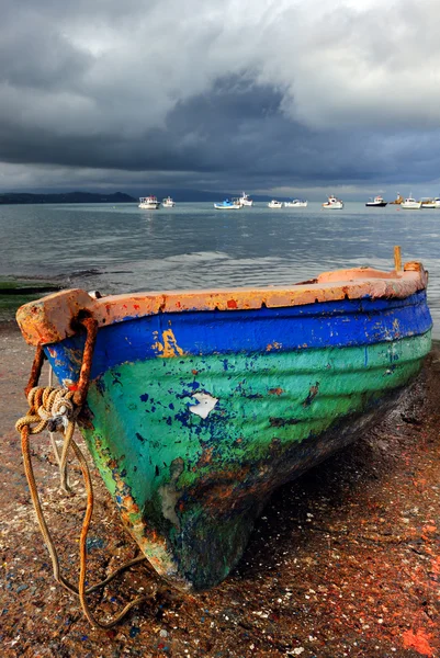 Eski renkli balıkçı teknesi — Stok fotoğraf