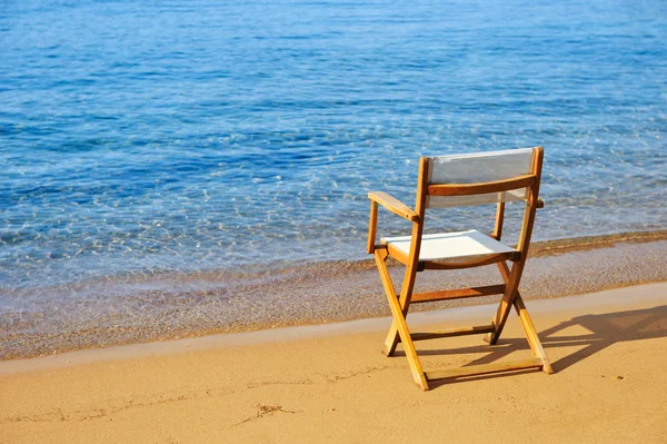 Καρέκλα σε μια χρυσή αμμώδη παραλία — Φωτογραφία Αρχείου