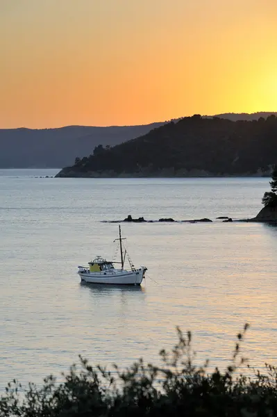 Båt i grekiska övärlden under sen eftermiddag — Stockfoto