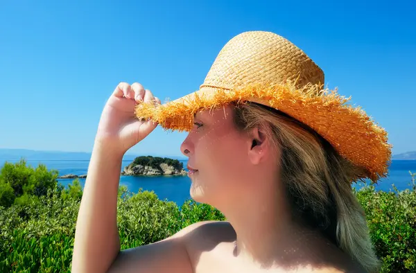 Young attractive woman in straw hat during holidays in the Medit — Stock Photo, Image
