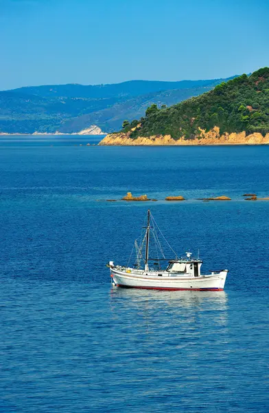 Рыболовный траулер среди греческих островов — стоковое фото