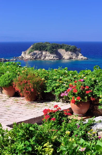 Tuin veranda met uitzicht op de Egeïsche zee — Stockfoto