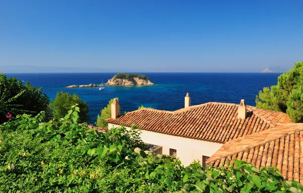 Grekisk by hustak med utsikt över Egeiska havet — Stockfoto