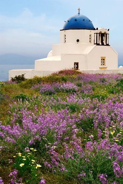 Capilla de campo en Santorini, Grecia — Foto de Stock