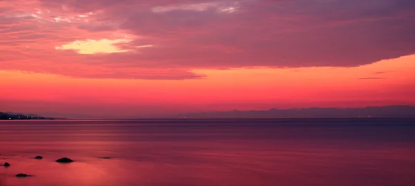 Salida del sol rosa junto al mar — Foto de Stock