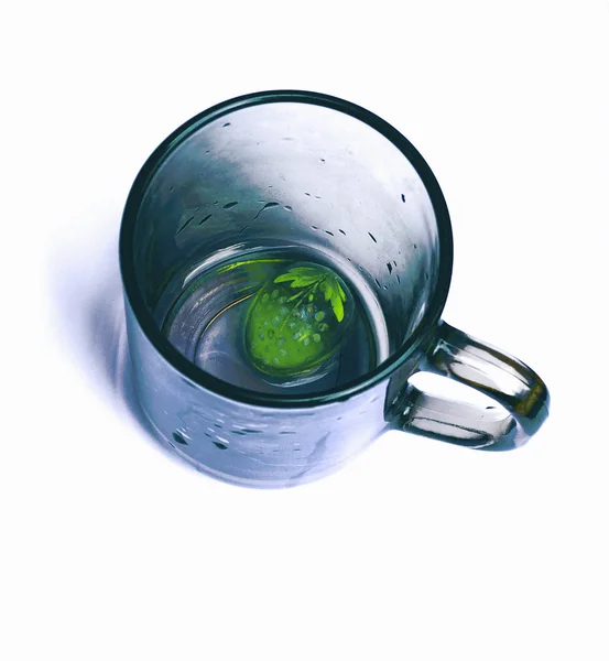 Glazen mok en een groen glas ei met een patroon — Stockfoto