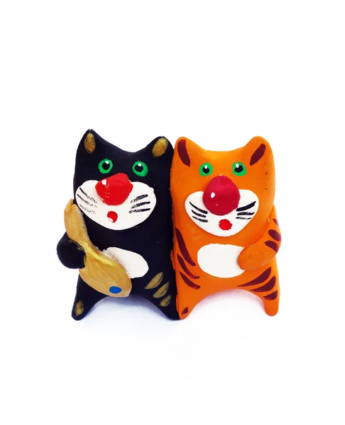 Σφυρίχτρα με τη μορφή των παιχνιδιών με τη μορφή δύο γάτες με ένα ψάρι Εικόνα Αρχείου