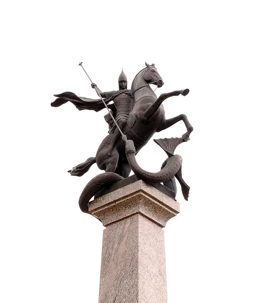 O herói mitológico a cavalo matando uma serpente alada com uma lança — Fotografia de Stock