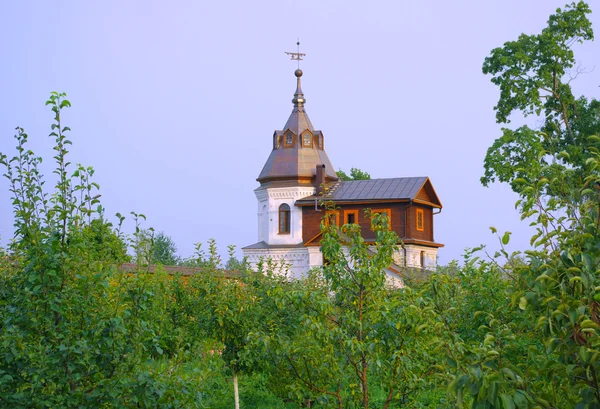 Torre de vigia na parede do antigo mosteiro histórico — Fotografia de Stock