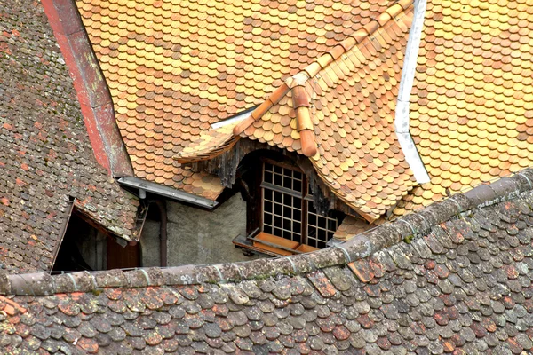 Taškovou střechou domu v středověkého města v Evropě — Stock fotografie