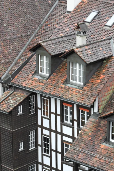 Ziegeldach des Fachwerkhauses in einer mittelalterlichen Stadt in Europa — Stockfoto