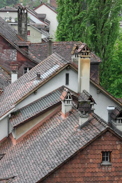 Ziegeldach des Hauses in einer mittelalterlichen Stadt in Europa — Stockfoto