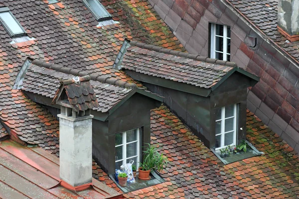Telha telhado da casa em uma cidade medieval na Europa — Fotografia de Stock