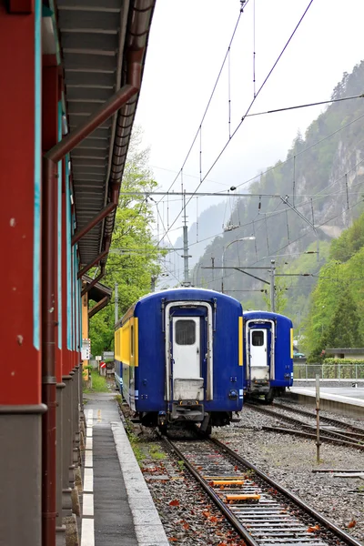 Автомобиль на вокзале в швейцарских Альпах — стоковое фото
