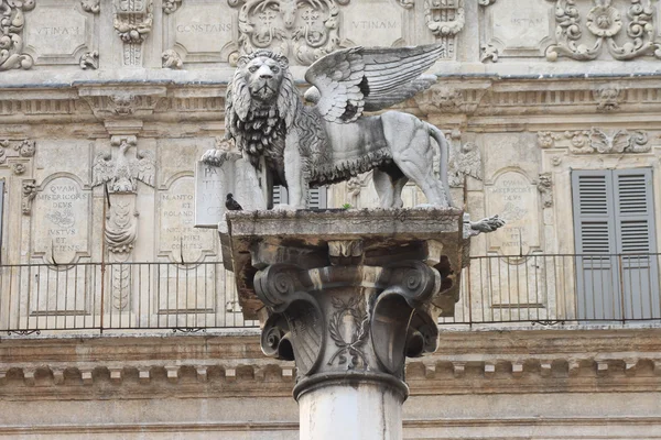 Winged lion - Saint Mark Evangelist symbol — Stock Photo, Image