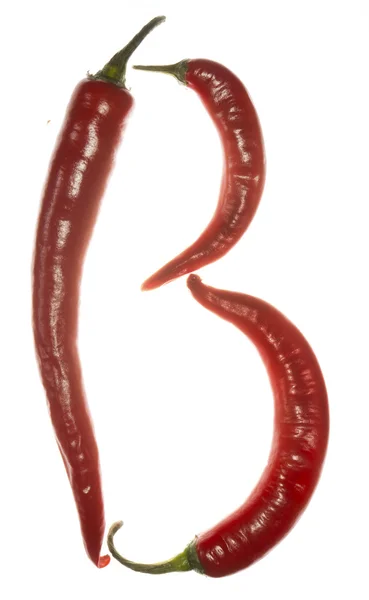 "B "litera wykonana z papryki chili na białym tle — Zdjęcie stockowe