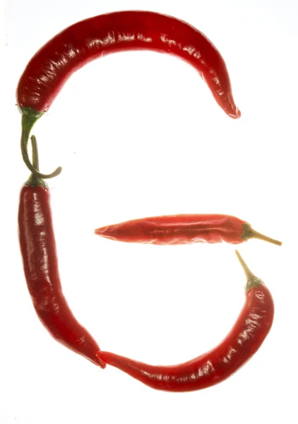 "Lettera G "fatta di peperoncino su sfondo bianco — Foto Stock