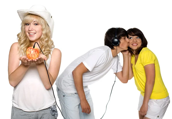 Killen och tjejen lyssnar på musik från ett äpple som isolerade — Stockfoto