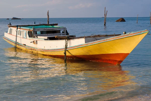 Индонезийская рыболовная лодка — стоковое фото