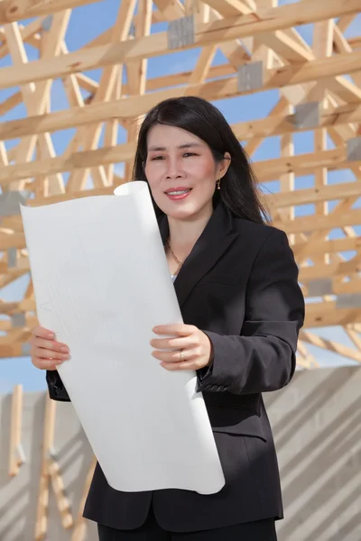 Mujer asiática contratista — Foto de Stock