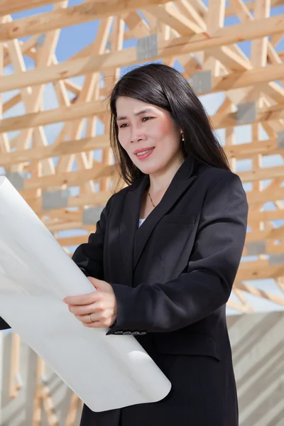 Mujer asiática contratista — Foto de Stock