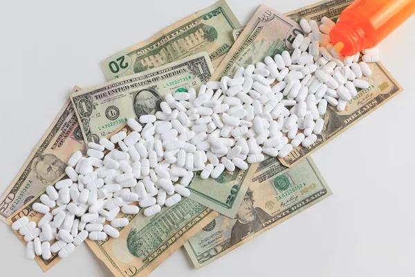Schmerzmittel, verschreibungspflichtige Medikamente, Geld — Stockfoto