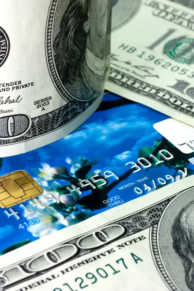 Cartões de crédito e dinheiro — Fotografia de Stock