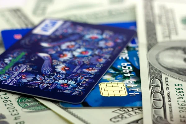 Kredietkaarten en geld — Stockfoto