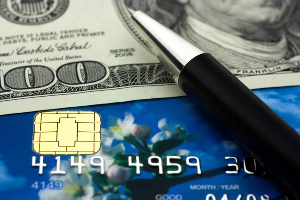 Cartão de crédito, dinheiro e caneta — Fotografia de Stock