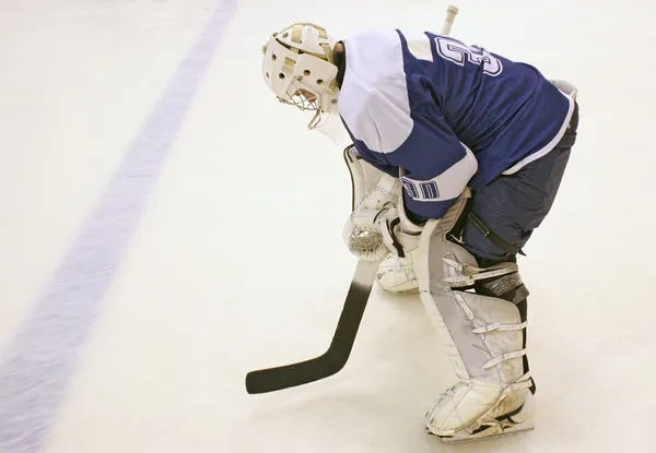 Il giocatore di hockey portiere è sul ghiaccio — Foto Stock