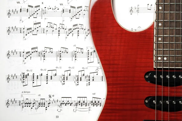 Guitarra elétrica e papel de música — Fotografia de Stock