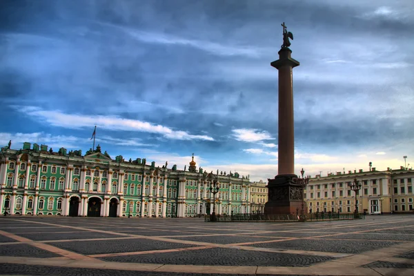 Alexander-Säule auf dem Schlossplatz in St. Petersburg, Russland lizenzfreie Stockfotos