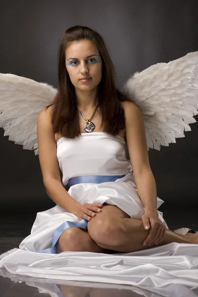 Bonito ángel joven en tela blanca — Foto de Stock
