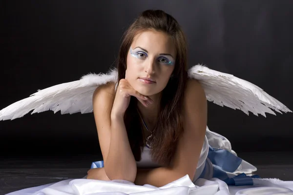 Bonito ángel joven en tela blanca —  Fotos de Stock