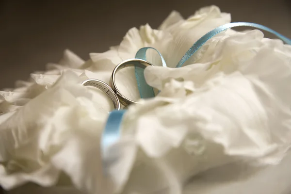 한 쌍의 꽃에 골드 결혼 반지 스톡 사진