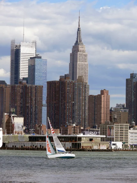 Segelschiff vor Manhattan — Stock fotografie