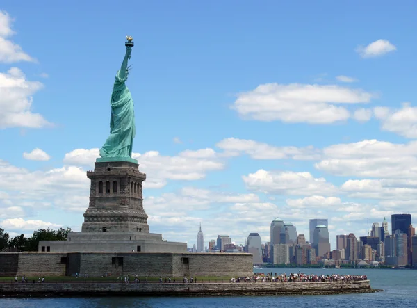 Freiheitsstatue mit Blick auf Manhattan — Stockfoto